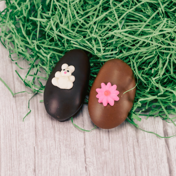 Bite sized fluffy marshmallow egg dipped in our smooth milk chocolate or rich dark chocolate and topped with an Easter sugar decoration.